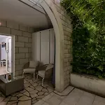 Harmony Of Five Apartment